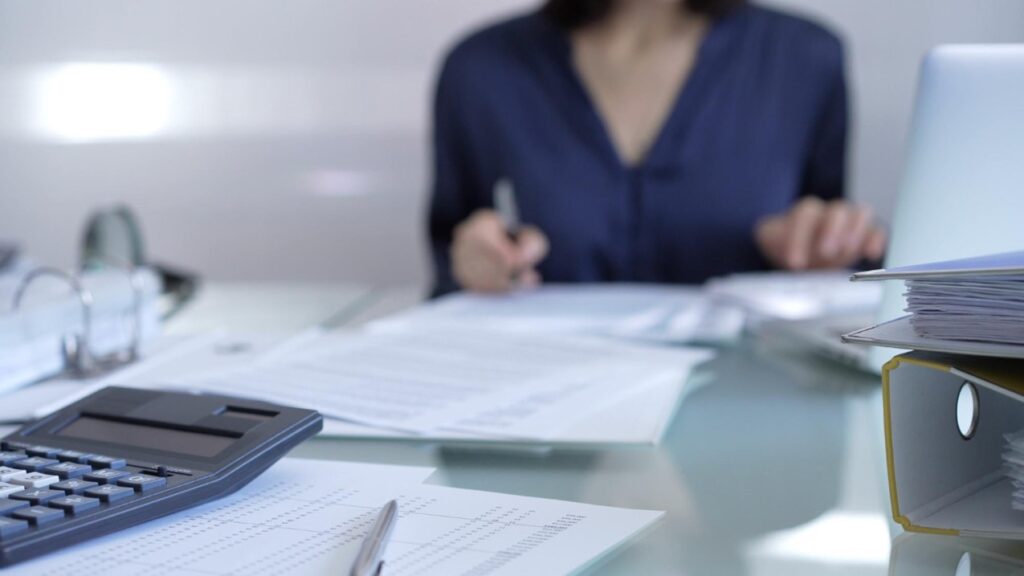 Wybór odpowiedniego ubezpieczyciela dla biura rachunkowego to decyzja, która może znacząco wpłynąć na bezpieczeństwo i stabilność finansową firmy