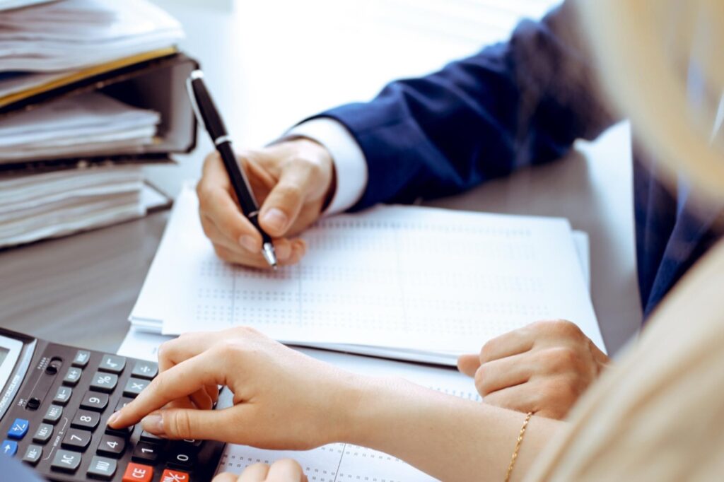 Ubezpieczenie OC dla księgowych nie jest pozycją opcjonalną, a wręcz kluczową składową zarządzania ryzykiem w każdej firmie oferującej usługi księgowe